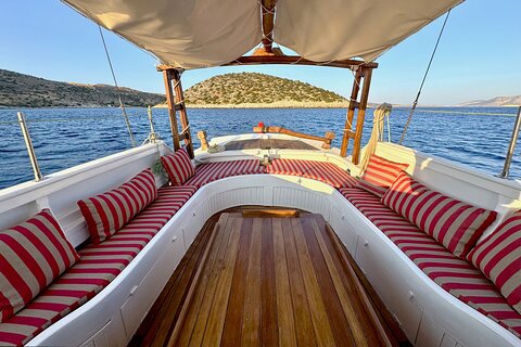 Private Cruise: Explore Rina’s Cave & Enjoy Fresh Seafood Onboard